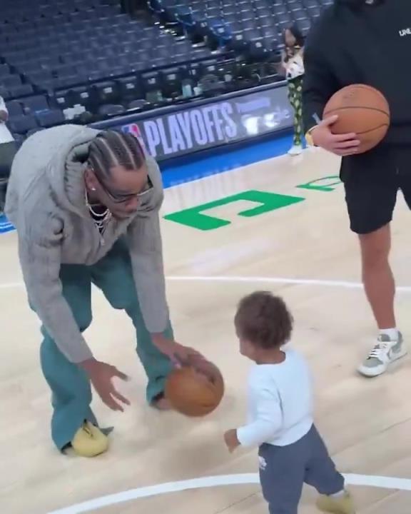 Ares 像他爸爸一样打篮球