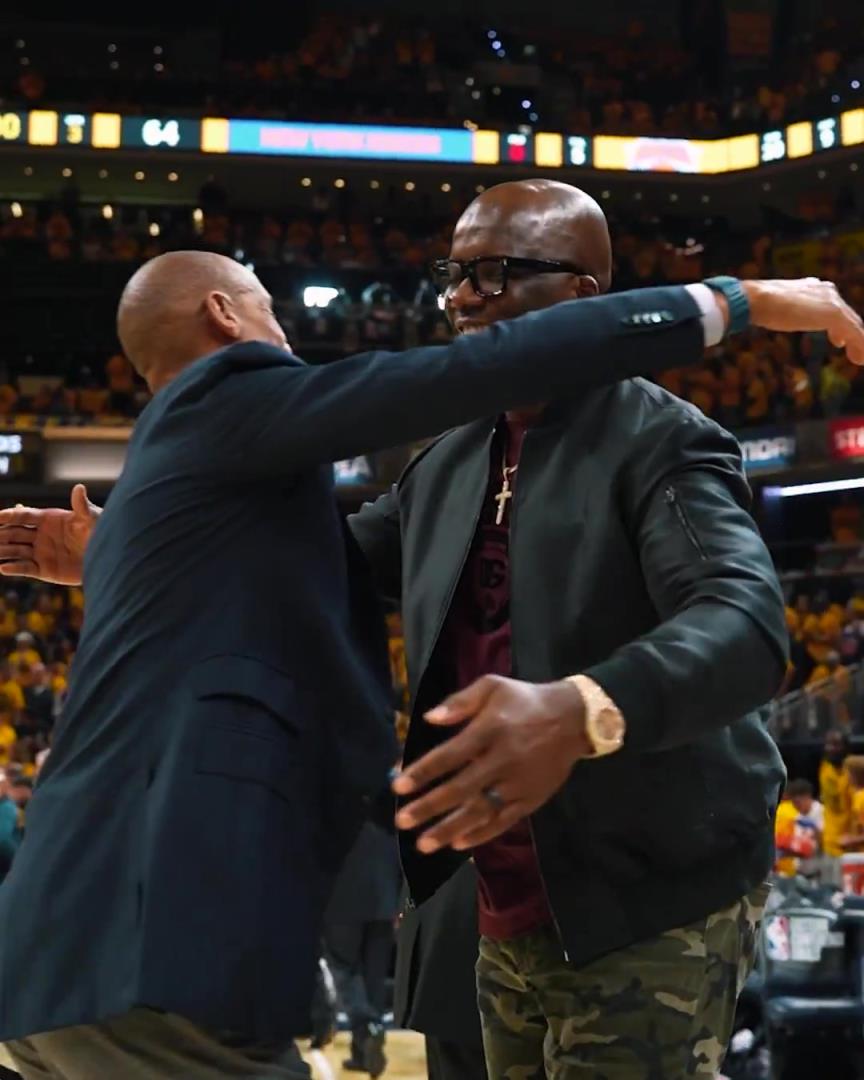 昔日队友重逢雷吉-米勒与杰梅因-奥尼尔赛前拥抱致意~