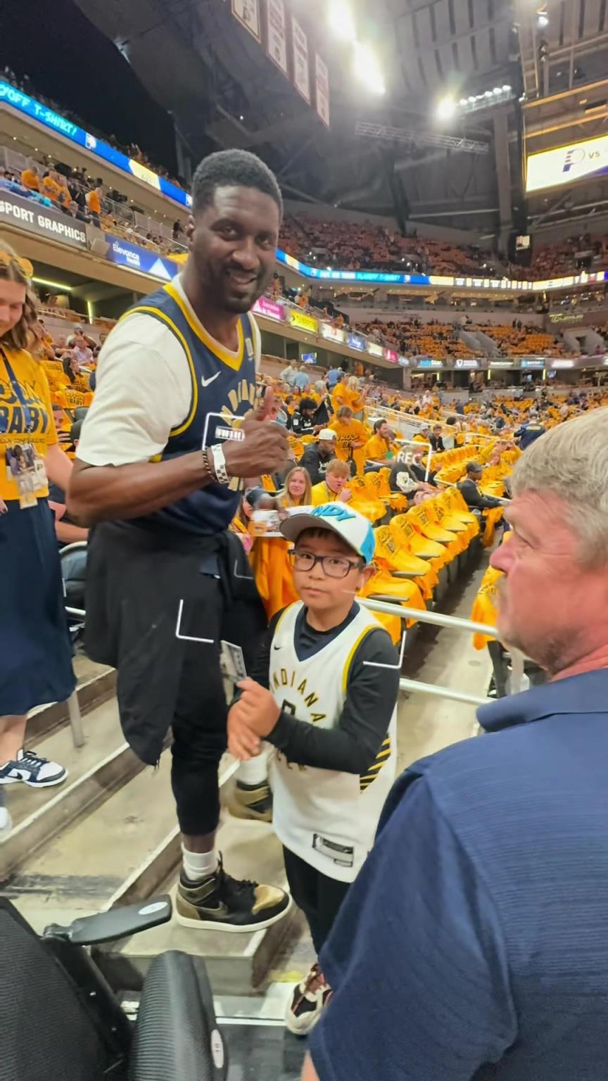 现在真成高圆圆了！步行者名宿希伯特现身主场给小球迷签名